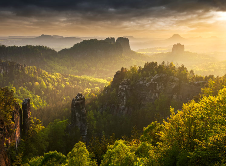 Jarní krajina před deštěm